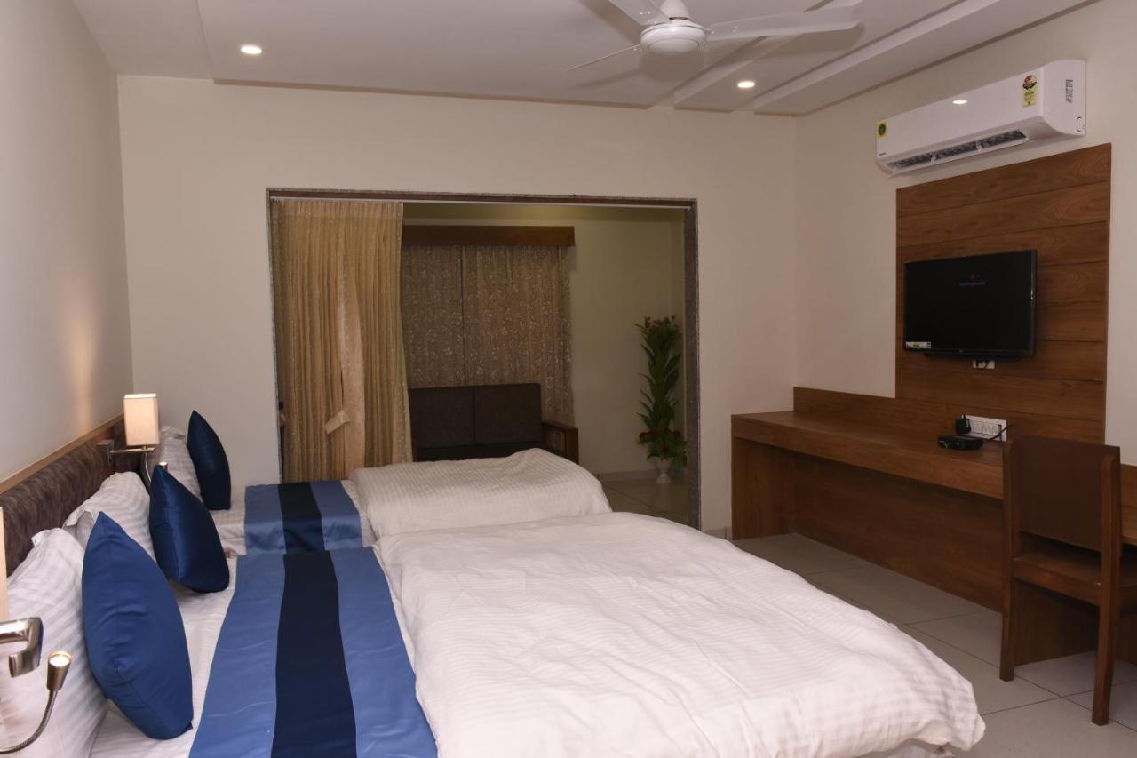 Hotel Golden Palace & Rooms Halol Luaran gambar