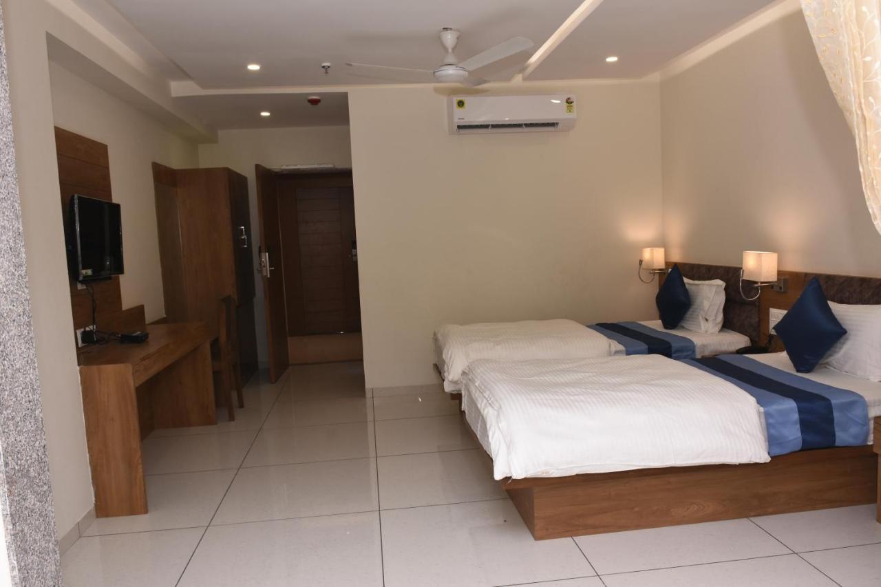 Hotel Golden Palace & Rooms Halol Luaran gambar