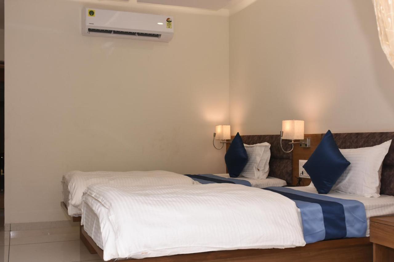 Hotel Golden Palace & Rooms Halol Luaran gambar